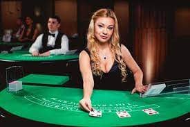 Interface oscartogel untuk French Roulette dengan tombol taruhan dan chat dealer